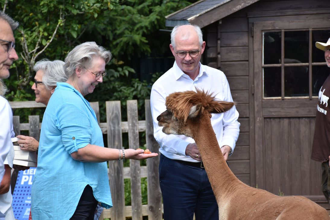 Acuh Krimiautorin Elke Pistor und Holger Glück von der KSK Euskirchen hatten ihren Spaß.