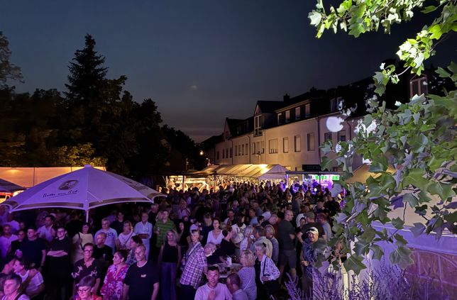 Rund um den historischen Brunnen und die romanische Kapelle lädt das Heiligkreuzer Brunnenfest wieder zu zwei Tagen mit Live-Musik, kulinarischen Spezialitäten und einem abwechslungsreichen Familienprogramm ein.