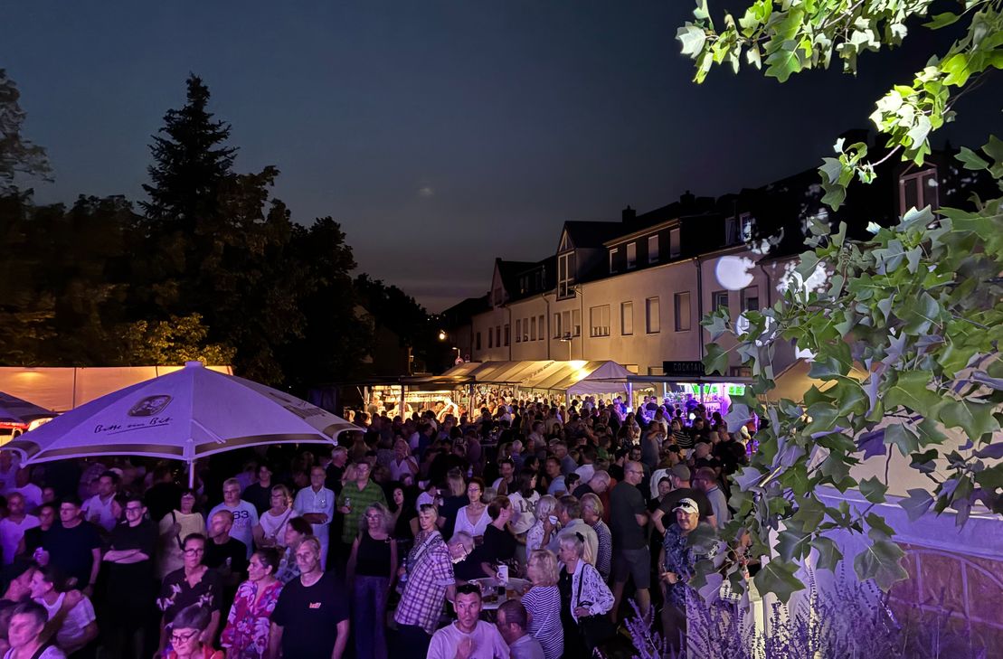 Rund um den historischen Brunnen und die romanische Kapelle lädt das Heiligkreuzer Brunnenfest wieder zu zwei Tagen mit Live-Musik, kulinarischen Spezialitäten und einem abwechslungsreichen Familienprogramm ein.
