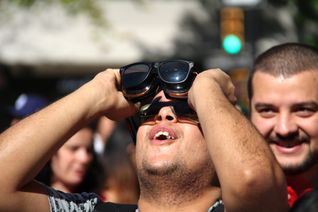 Anders als auf dem Foto, sind für die Beobachtung einer Sonnenfinsternis spezielle Sonnenfinsternis-Brillen erforderlich. Am 12. August bietet sich erneut die Gelegenheit, ein besonderes Himmelsereignis zu verfolgen.