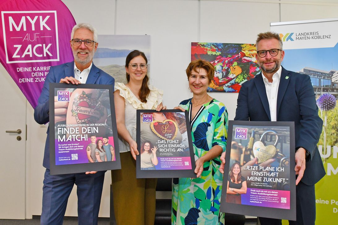 WFG-Geschäftsführer Henning Schröder (v.l.), Projektleiterin Jana Wagner, WFG-Prokuristin Rita Emde und Landrat Marko Boos freuen sich, die neue Kampagne von MYK AUF ZACK für die Unter-nehmen im Landkreis präsentieren zu können.