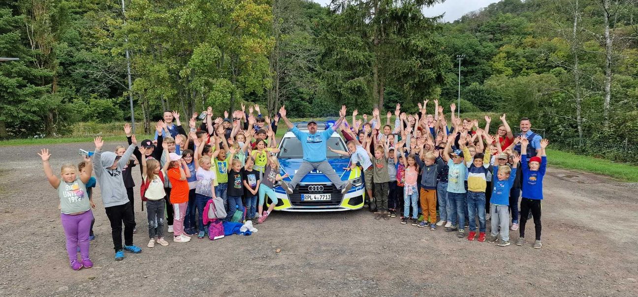 Polizei besucht Kinder der Stadtranderholung.