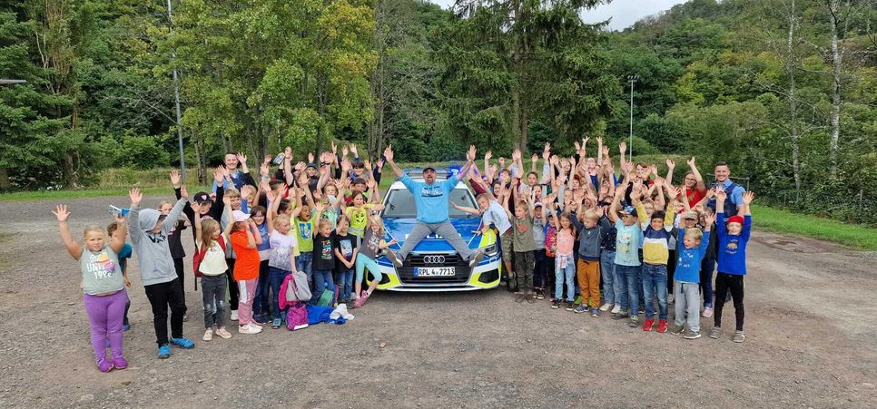 Polizei besucht Kinder der Stadtranderholung.