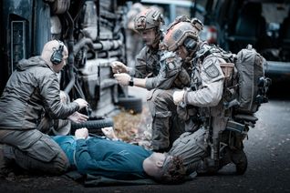 Spezialkräfte verschiedener Länder arbeiteten bei der Übung zusammen. Ziel der Zusammenkunft sei die gemeinsame Fortbildung, Entwicklung und Evaluierung von medizinischen Einsatzverfahren, teilte die Bundespolizei im Nachgang mit.