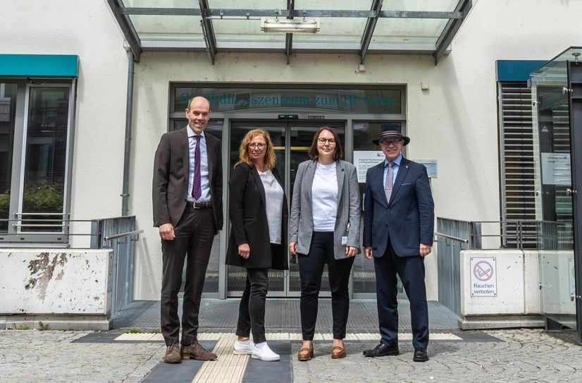 Von links: Landrat Volker Boch, Bärbel Friedrich, Vorsitzende des Betriebsrats Krankenhaus Heilig Geist Boppard, Alexandra Kiauk, Kaufmännische Direktorin Krankenhaus Heilig Geist Boppard und Ev. Stift Koblenz und Boppards Bürgermeister Jörg Haseneier.