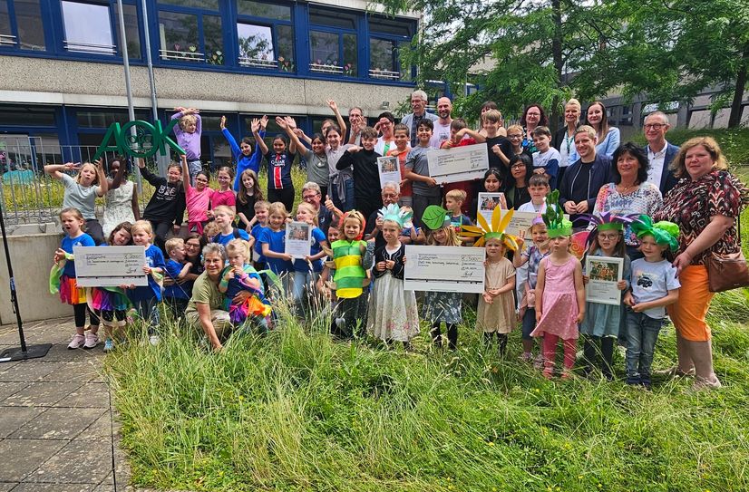 In der Gemeinschaftsgrundschule Nordstadt Euskirchen nahmen die Preisträger ihre symbolischen Gewinnerschecks in Empfang.  Foto: AOK Rheinland/Hamburg