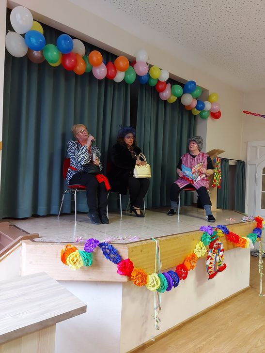 Mit viel Humor, Gesang und närrischem Besuch feierten die Alfer Seniorinnen und Senioren einen stimmungsvollen Nachmittag im Pfarrheim.