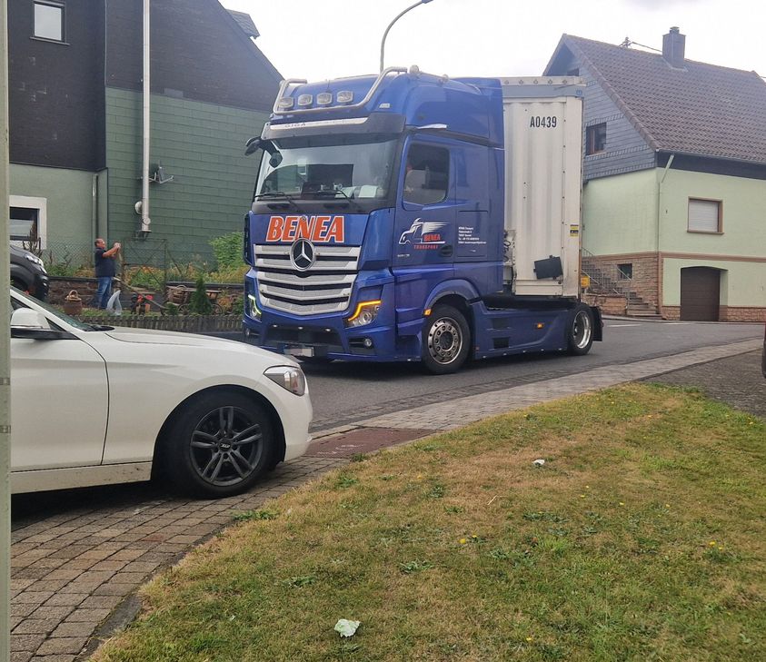 Die Straße ist einfach zu eng für so viel Verkehr.