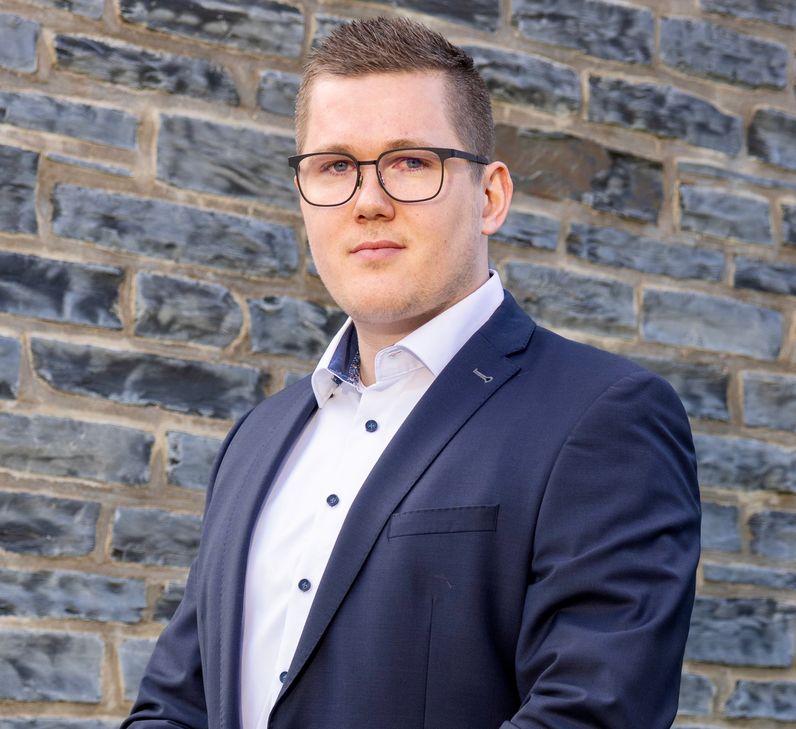 Kevin Lieser, Ortsbürgermeister Longuich-Kirsch, heißt alle herzlich Willkommen zur Veranstaltung.