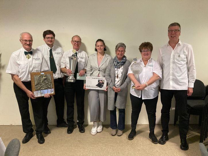 Abschluß-Siegerfoto: v.l. Franz-Josef Koch (KK-Preis), Simon Litt (unterlag in Kabeln um den Hubertuspreis), Patrick Heinrichs (Hubertuspreis & Baupokal), Lena Hantke (Hubertuspreis Jugend), Pia Mathar stellv. für Günter Mathar (25 Jahre Mitgliedschaft), Friederike Koch Ehrenkönigspokal und Gerd Steffens (25 Jahre Mitgliedschaft).