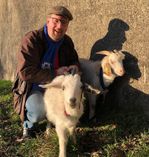 eul lebt mit einem Mitbruder in Klausen in der Eifel; zu seinem Alltag gehören auch zahlreiche Tiere wie Katzen, Hühner, Enten, Ziegen und Fische.