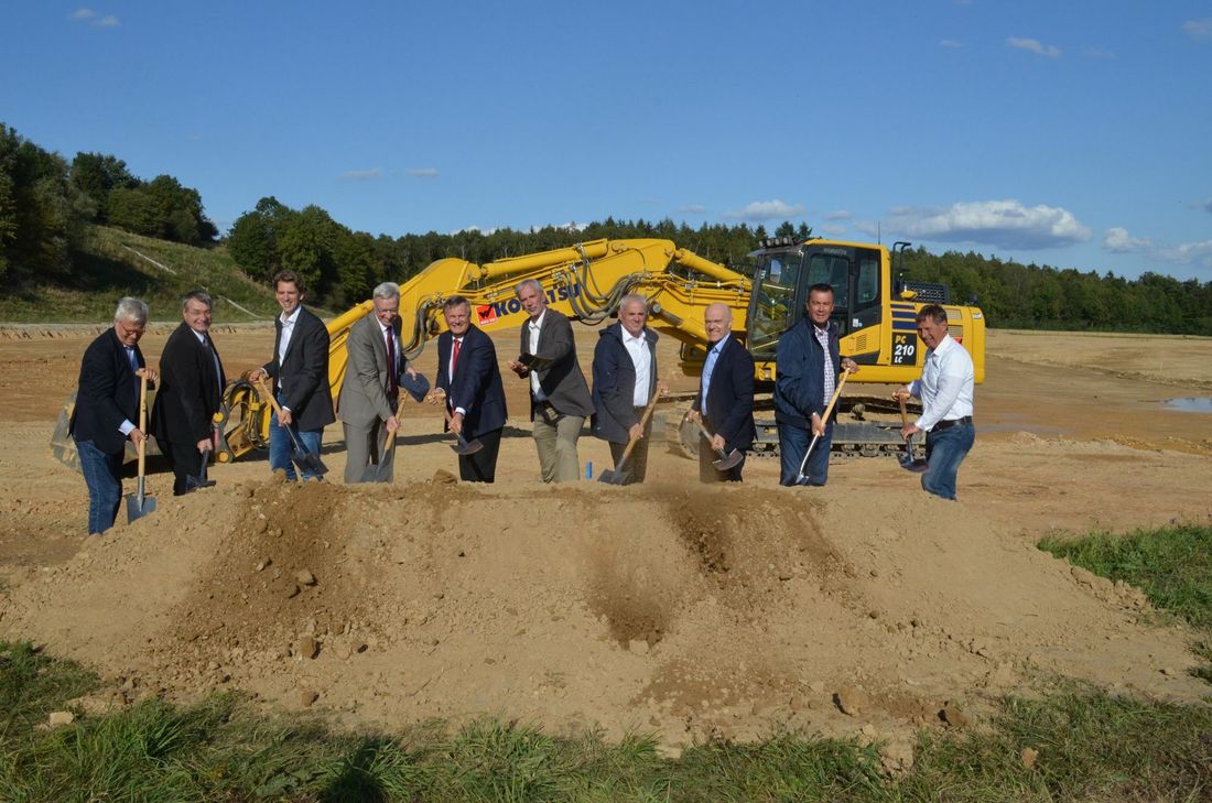 Nach dem Spatenstich entsteht auf dem RHE-Gelände die Vergärungsanlage. Hier wird künftig aus energiereichen Küchen- und Nahrungsabfällen wertvolles und umweltfreundliches Biogas gewonnen. (Fotos: Andreas Bender)