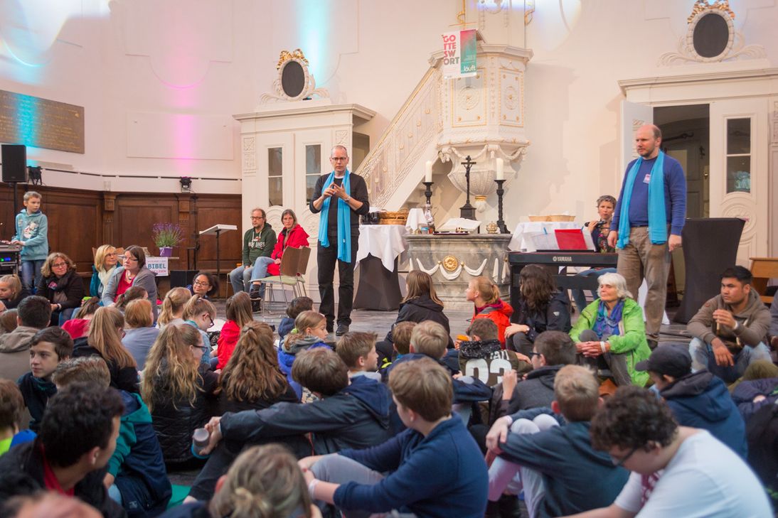 Eine Brücke zu den Menschen schlagen, besonders zu den Jugendlichen: Das war ein Ziel des Reformationsjahres - gelungen wie hier beim interaktiven Jugendgottesdienst in der Monschauer Stadtkirche. Foto: Stephan Klumpp