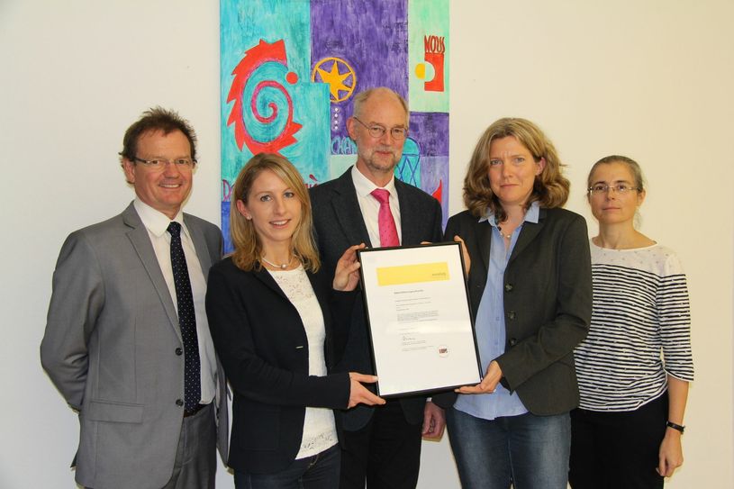 Prof. Dr. Norbert Kuhn (l.), das Team der Hochschulleitung und die verantwortlichen Mitarbeiterinnen für die Systemakkreditierung. Foto: Hochschule