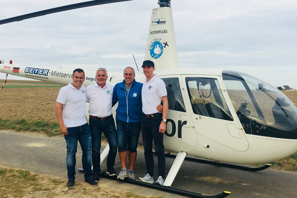 Glücklich über einen gelungenen Flugtag (v.l.): Florian Hartmann (Reisebüro Herberholz), Peter Weidenbach (Fly & Help), Frank Hartmann (Bildungswerk Sport) und der Fly & Help-Pilot Frank Martini.