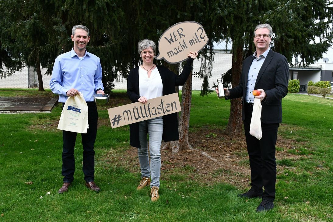 Sie rufen gemeinsam zum »Müllfasten« auf: (v.l.) Guido Schmitz (Abteilungsleiter Tiefbau und Abfallentsorgung), Karen Beuke (Abfallberatung) und Achim Blindert (Allgemeiner Vertreter des Landrats).