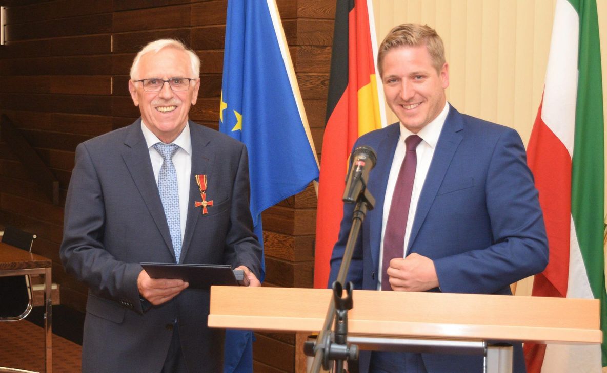 Landrat Markus Ramers überreichte im Kreishaus das durch den Bundespräsidenten verliehene Verdienstkreuz am Bande der Bundesrepublik Deutschland an Peter Wassong (li.) aus  Mechernich. Foto: Scholl