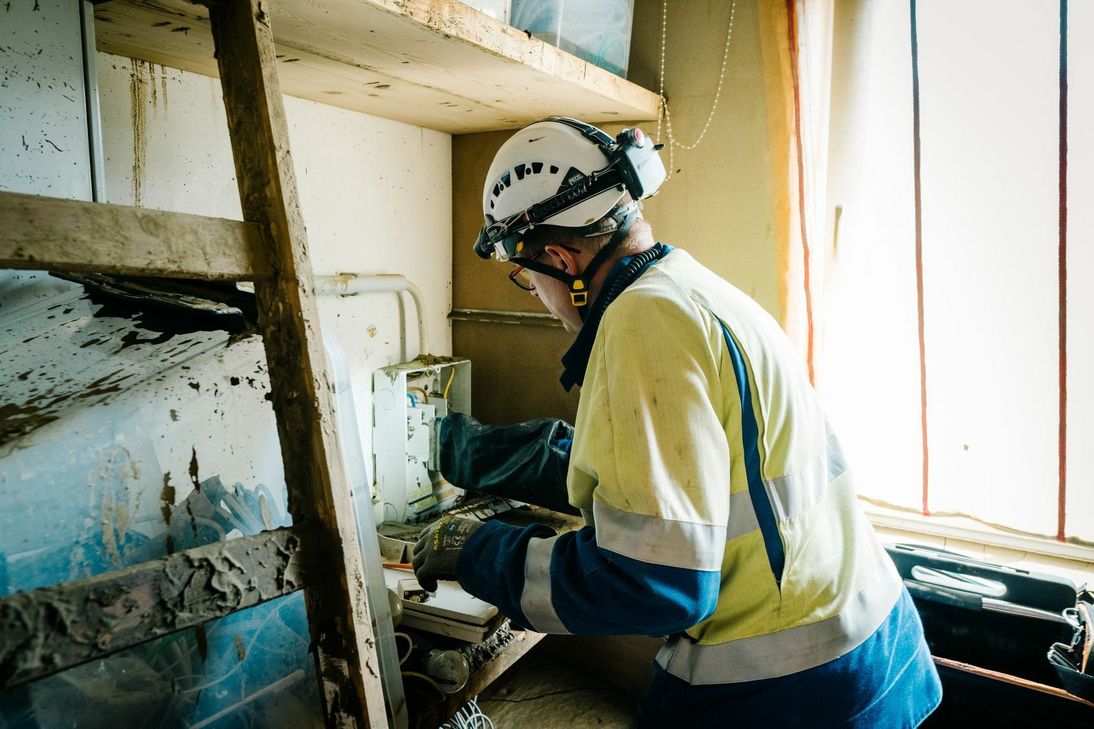 Westnetz-Mitarbeiter kontrolliert den Hausanschlusskasten. Foto: Westnetz