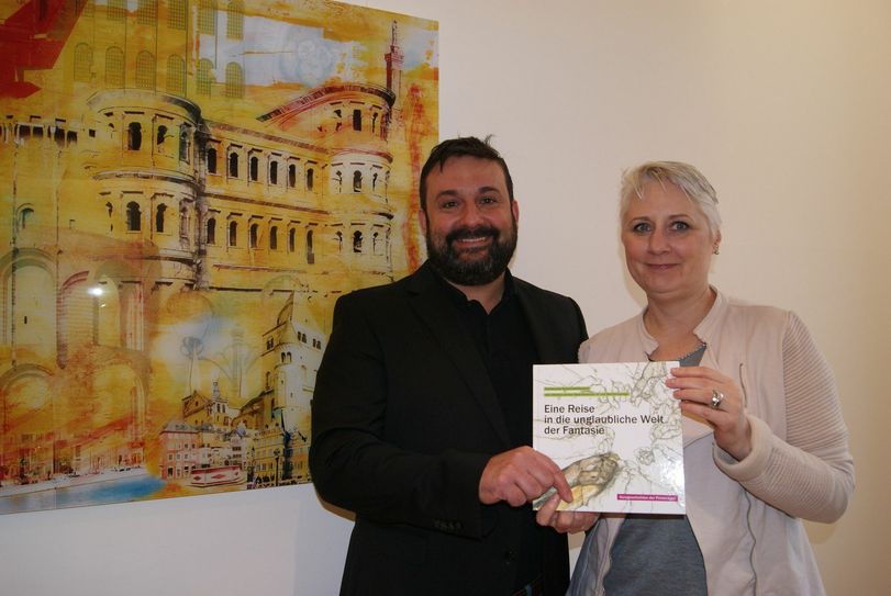 Tim Kohley (Literatur-on-tour) und WochenSpiegel-Verlagsleiterin Evelin Maus präsentieren das Ergebnis ihres Gemeinschaftsprojekts. Foto: Kreller