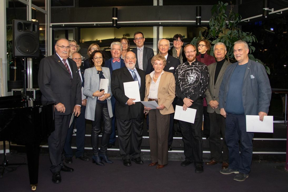Unser Foto zeigt vorne (v.l.): Karl-Rainer Heiderich, Kurt Schergen, Hiltrud Zock, Karlheinz Scheurer, Klaus-Peter Müller, Bettina von Engel, Peter Szemere, Alexander Ourth sowie Nils Thoma (ganz rechts) mit Dezernent Thomas Schmitt (Mitte, hintere Reihe) und Vertretern des Kulturausschusses. Foto: Valentin