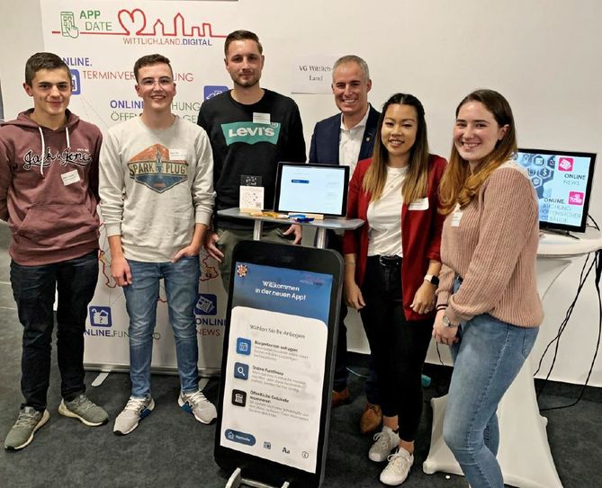 v.l.n.r. Bastian Schmitz, Adrian Gräf, Felix Bros, Bürgermeister Dennis Junk,  Jasmin Brandt und Anna-Lena Foegen (Foto: Rolando de Sousa)