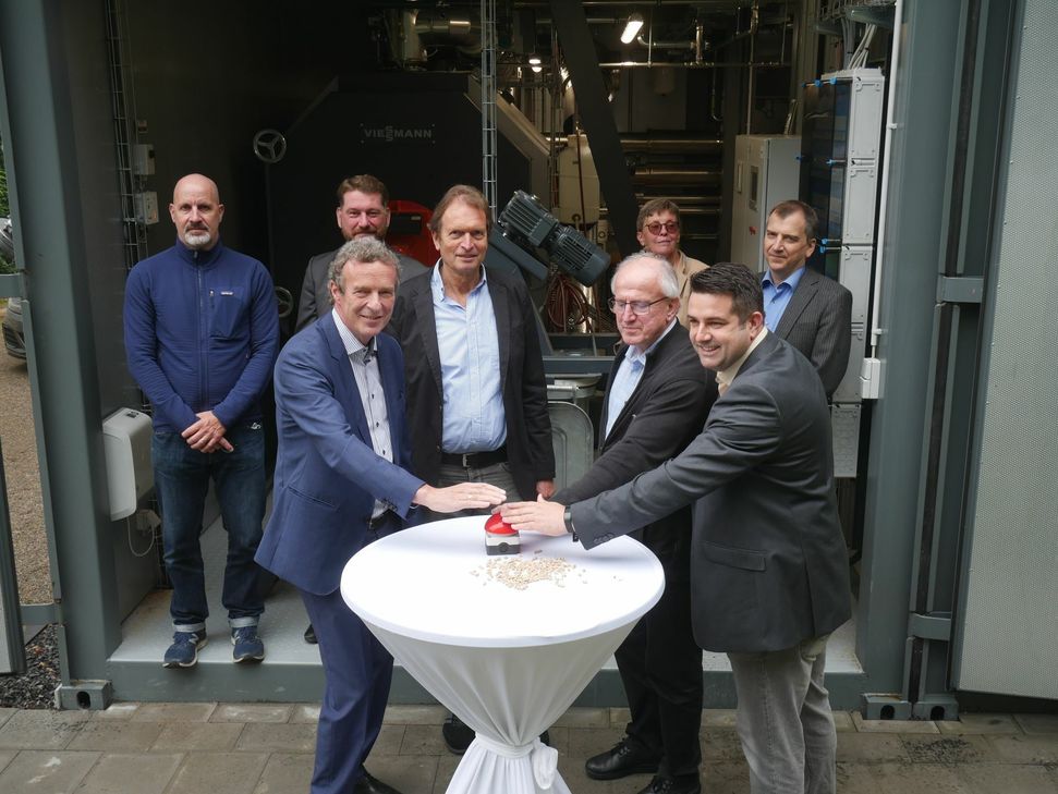 Vertreter von Franziskanern und Stadtwerke Düren bei der Inbetriebnahme der umweltfreundlichen Heiztechnik.Foto: Polis