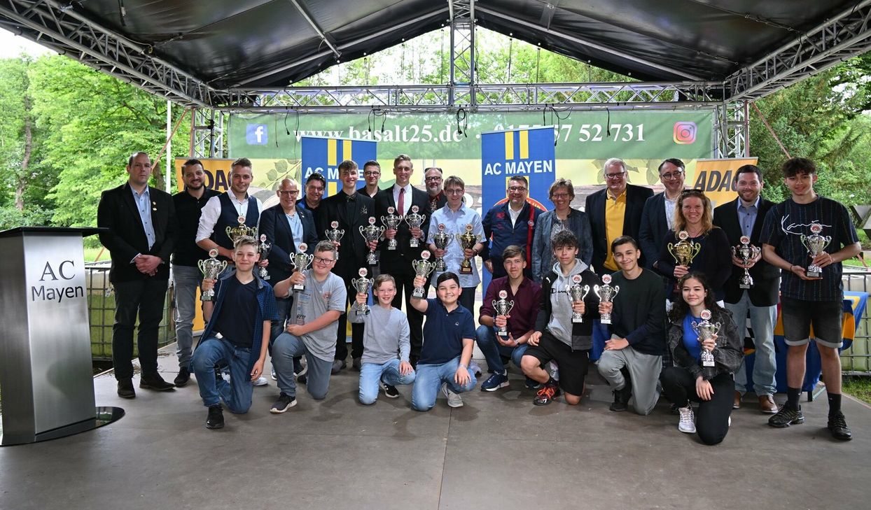 Die geehrten Sportlerinnen und Motorsportler des AC Mayen.