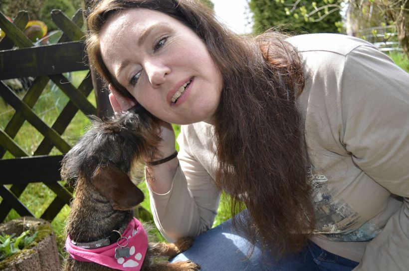 Livvy flüstert Melanie Koster etwas ins Ohr - nur einer von vielen Tricks der Dackeldame. mn-Fotos