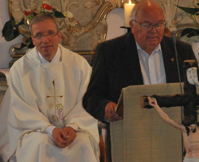 Pastor Paul Diederichs und Gerhard Schommers, Vorsitzender Mundartinitiative im Kreis Cochem-Zell, bei der Mundartmesse in Forst (Eifel).