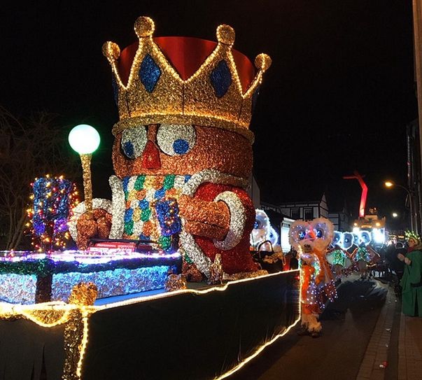 Auch Mechernichs Bürgermeister Dr. Hans-Peter Schick und sein Ex-Stellvertreter und Weyerer Ortsvorsteher Peter „Ivo“ Wassong sowie Stadtrats-Fraktionssprecher Peter Kronenberg fuhren auf einem Wagen im „Lichterzoch“ mit. Foto: Rebecca Wahlen/Feytaler Jecken/pp/Agentur ProfiPress
