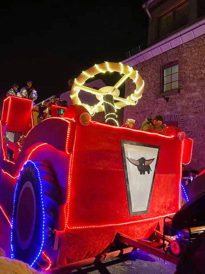 30 Gruppen wurden gezählt darunter auch die Max-Ernst-Gehörlosenschule auf einem Riesen-Bobbycar. Foto: Rebecca Wahlen/Feytaler Jecken/pp/Agentur ProfiPress