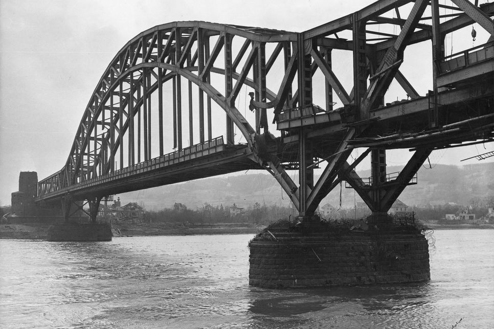 Am 17. März 1945 war die Brücke – hier von der Erpeler Rheinseite aus gesehen – zunächst noch intakt. Im Laufe des Tages stürzte der schwer beschädigte Bau jedoch ein. Foto: Archiv Stadt Remagen