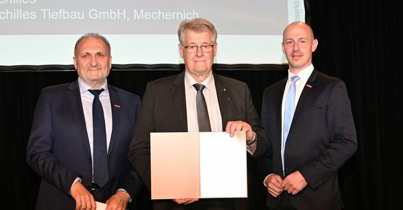 ZDH-Präsident Hans Peter Wollseifer (l.) und Marco Herwartz (r.), Präsident der Aachener HWK, verliehen Tiefbauer Hubert Schilles (Mitte) das Ehrenzeichen.
