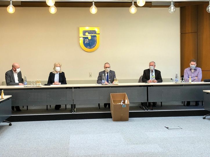 Die Bürgermeister der Kommunen Monschau, Roetgen und Simmerath, Jorma Klauss, Margareta Ritter und Karl-Heinz Hermanns, Manfred Eis vom Förderverein der Eifelklinik und Dr. Christian Blau (v.l.) unterstützen das Projekt "Mundschutz für Jeden".