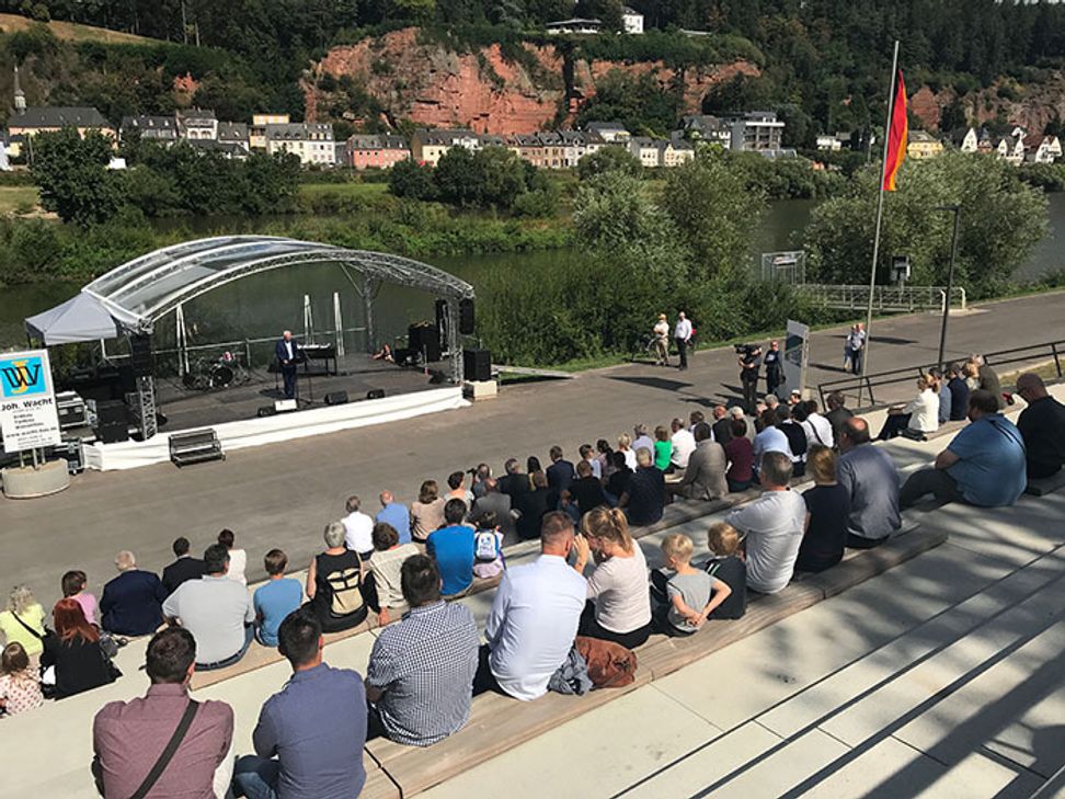 Die neue Freitreppe am Moselufer in Zurlauben hat schon viele Fans. Foto: FF