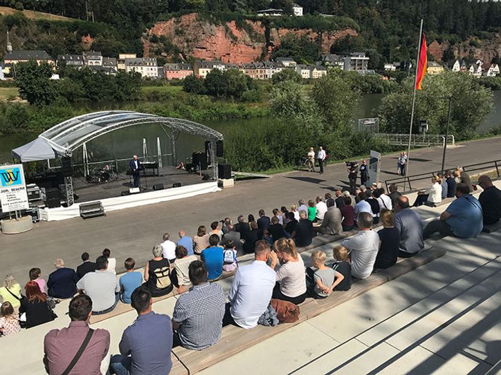Die neue Freitreppe am Moselufer in Zurlauben hat schon viele Fans. Foto: FF