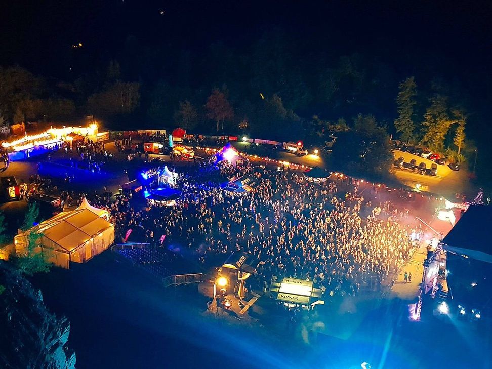 Bunt illuminiert präsentiert sich der Steinbruch Juchem heute Nacht als ein ganz besonderer Open-Air-Club. Foto: Sebastian Schmitt