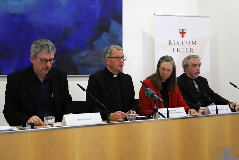 Moderator Stefan Weinert, Generalvikar Dr. Ulrich Graf von Plettenberg, Psychotherapeutin Dorothee Lappehsen-Lengler und Dr. Andreas Zimmer, Präventionsbeauftragter im Bistum Trier, bei der Pressekonferenz. Foto: Bistum