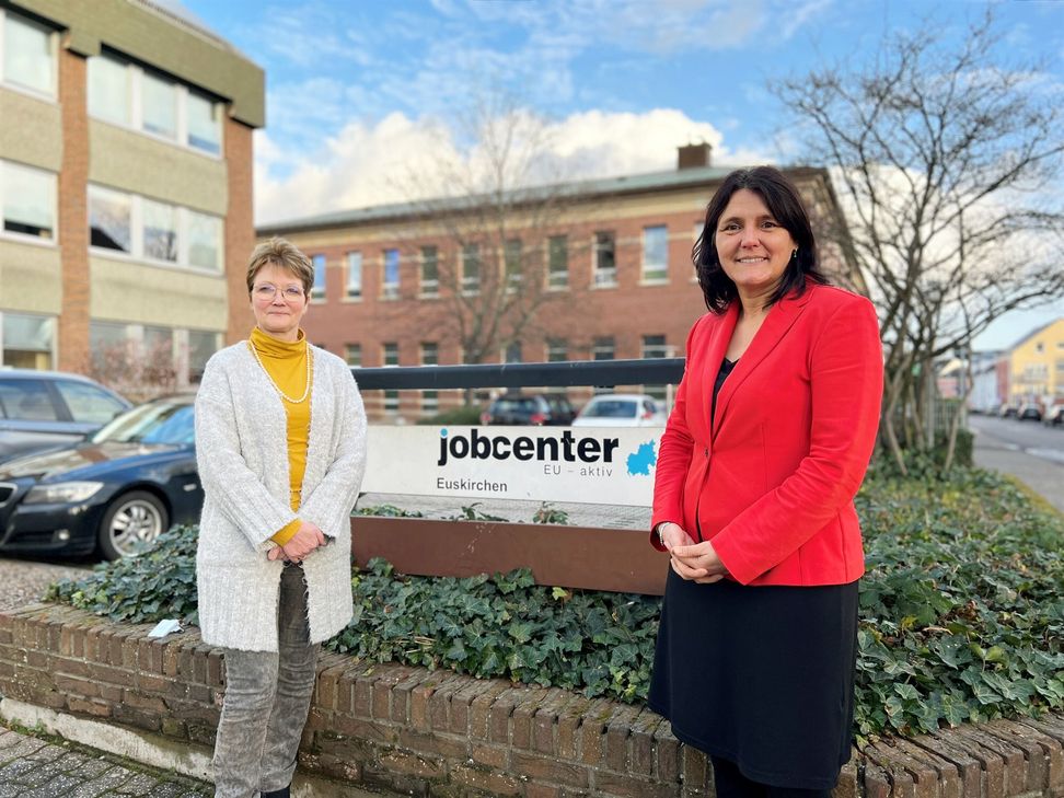 Astrid Hahn (li., Geschäftsführerin des Jobcenters Eu-aktiv) und Anja Daub (re., Geschäftsführerin operativ der Agentur für Arbeit Brühl) stellten die Arbeitsmarktstatistik für das vergangene Jahr vor.