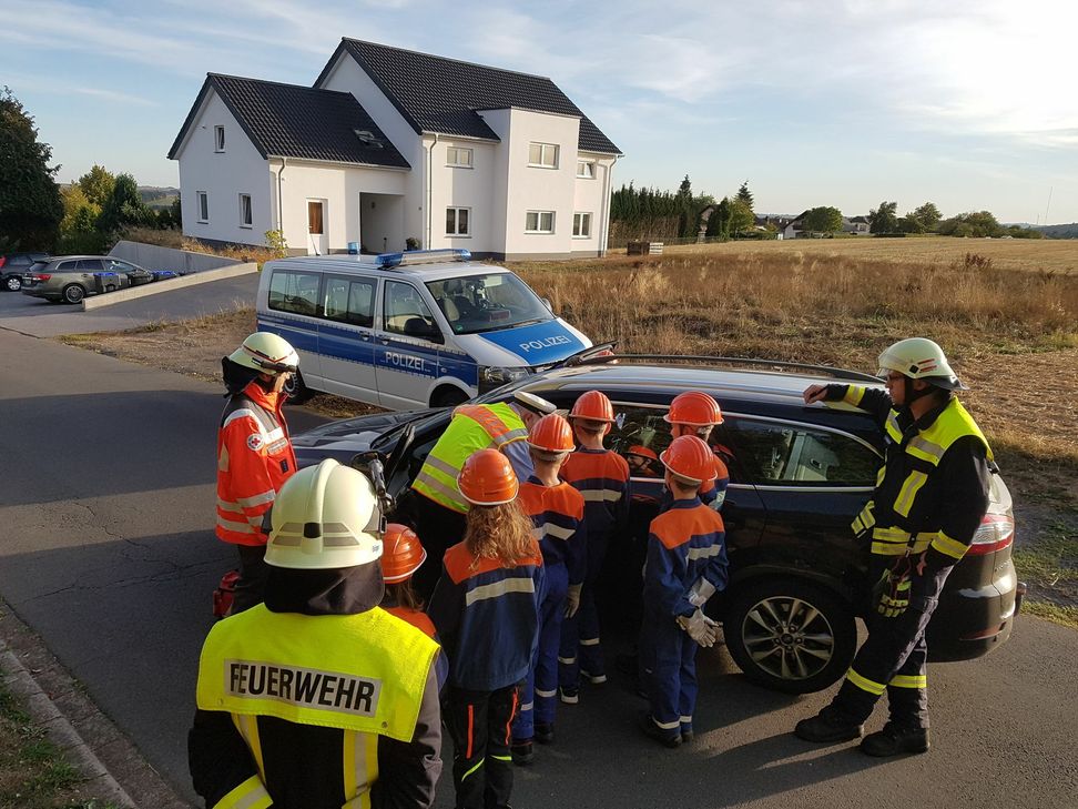 Übung am Pkw: Die Jugendlichen der Jugendfeuerwehr Daleiden mit Betreuerteam, Dany Faymonville (Ehrenamtlicher des DRK) und Norbert Tautges von der Polizei Prüm. Foto: Polizei