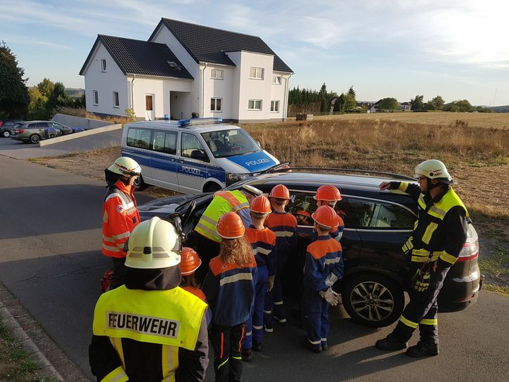 Übung am Pkw: Die Jugendlichen der Jugendfeuerwehr Daleiden mit Betreuerteam, Dany Faymonville (Ehrenamtlicher des DRK) und Norbert Tautges von der Polizei Prüm. Foto: Polizei