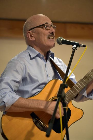 Die musikalische Begleitung des Abends: Wolfgang Reiland an der Gitarre. Foto: FF