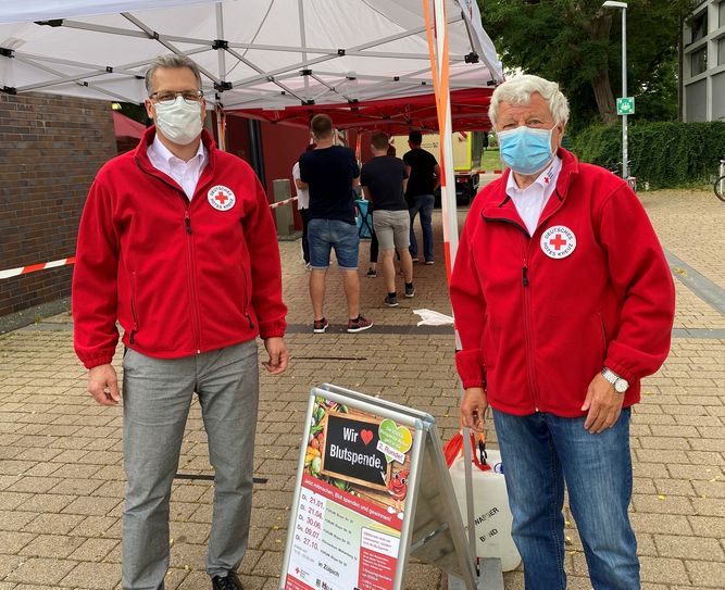 Bürgermeister Ulf Hürtgen (l.), gleichzeitig stellvertretender DRK-Ortsvereinsvorsitzender, schaute sich die wegen der Corona-Pandemie geänderten Blutspendemaßnahme an. Gleichzeitig ruft er mit Ortsvereinschef Lothar Henrich zur Blutspende am 9. Juli, 15.30 bis 20 Uhr, im Pfarrzentrum am Mühlenberg auf. Foto: Patrick Dost/DRK/pp/Agentur ProfiPress