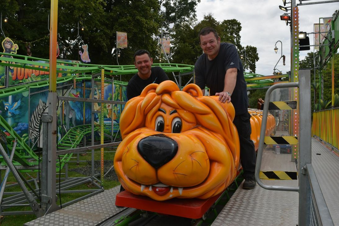 Letzte Handgriffe bevor es losgeht. Am Donnerstag startet der Happy-Erftauen-Park. Foto: Scholl