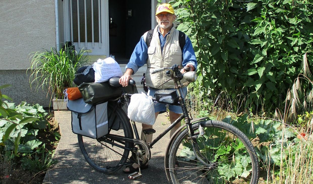 Franz-Joseph Duttenhöfer (71) und sein Fahrrad (ca. 70)  kurz vor der Abfahrt in Kuchenheim. 1.400 Kilometer absolvierten die beiden im Sommer gemeinsam – ohne Panne.Foto: privat