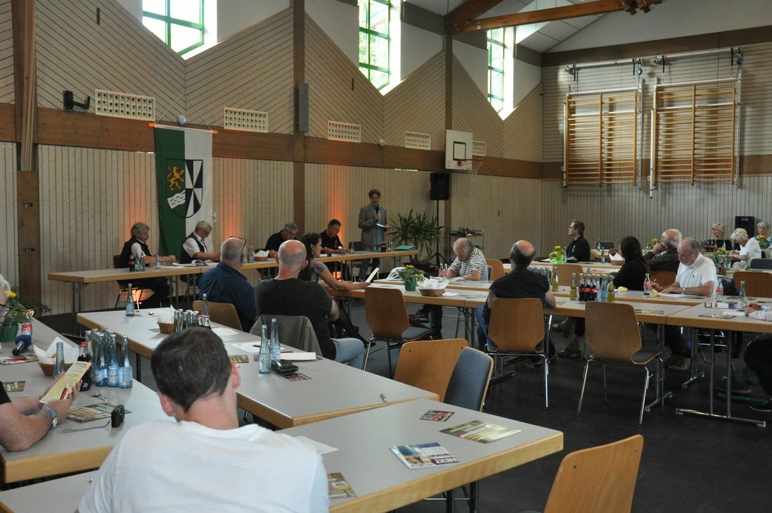 Hans Peter Röhrig und der Musikverein Löf hatten Kulturschaffende aus der Region in die Löfer Sonnenringhalle zum "Kultur-Stammtisch" geladen. In Zeiten von Corona wurden auch Fördermöglichkeiten für Vereine, Veranstalter  und Künstler vorgestellt.