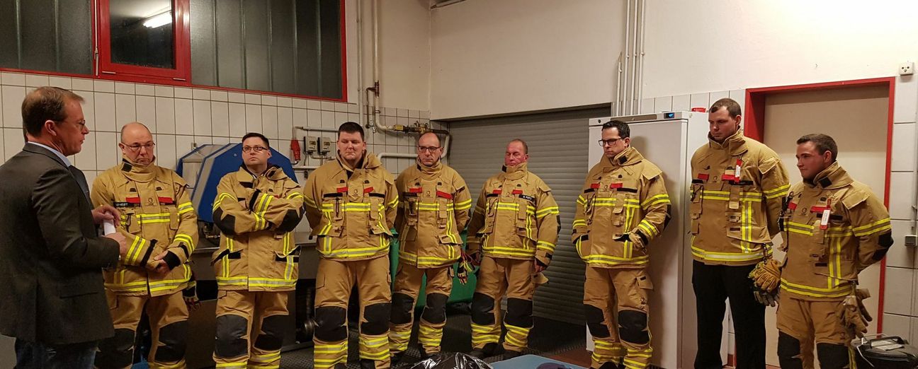 VG-Bürgermeister Jörg Lempertz (links) bei der offiziellen Übergabe der neuen persönlichen Schutzkleidung für die Freiwillige Feuerwehr der VG Mendig.