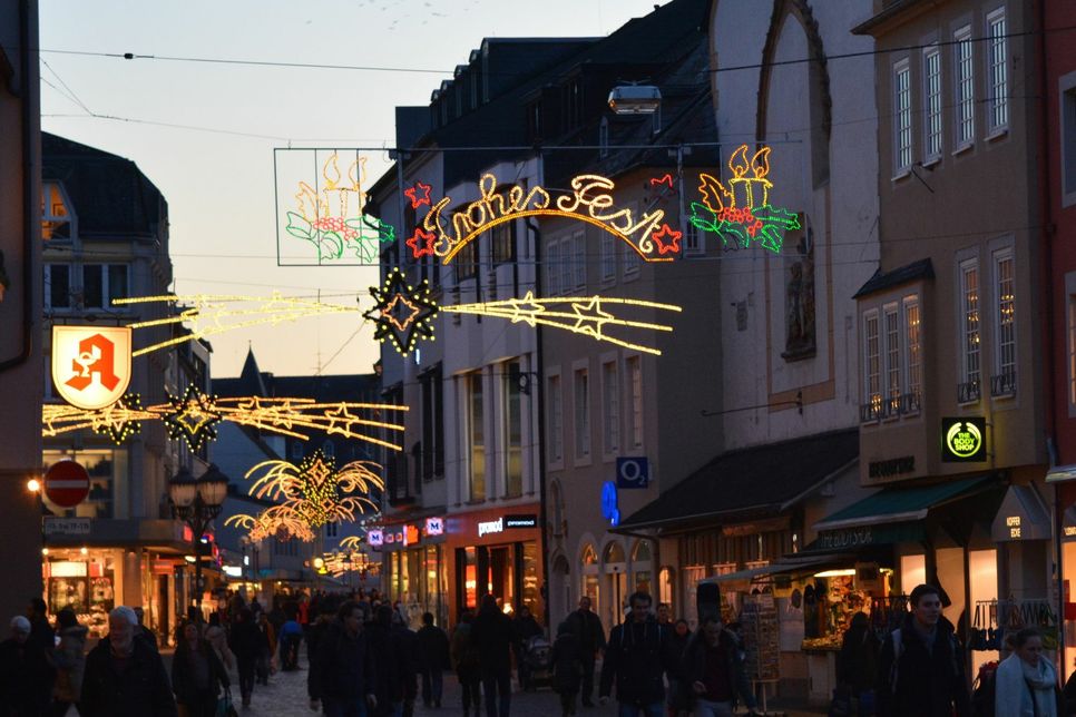 Montag, 25. Januar: seit zwei Monaten wünscht die "Trierer Winterbeleuchtung" ein "Frohes Fest"