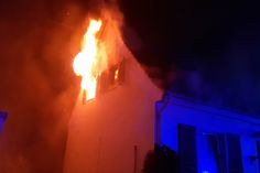 Rund 50 Feuerwehrleute bekämpften den Wohnhausbarnd in Bad Kreuznach.