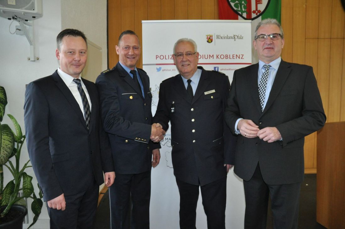 Verabschiedung und Amtseinführung des Leiters der Polizeidirektion Mayen (von links): Kriminaldirektor Thorsten Runkel, Polizeidirektor Manuel Wehrmann, Polizeidirektor Gerd Bertram und Polizeipräsident Karlheinz Maron.